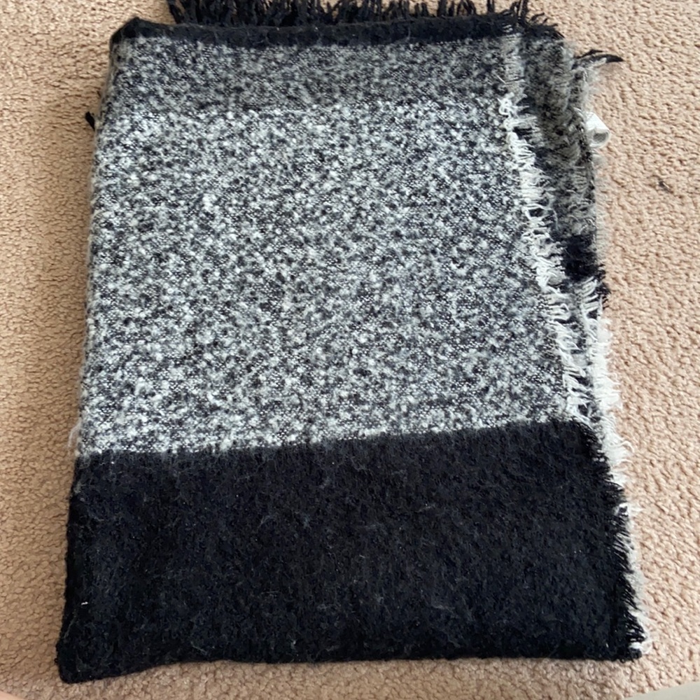 Polyester black/ white and grey scarf